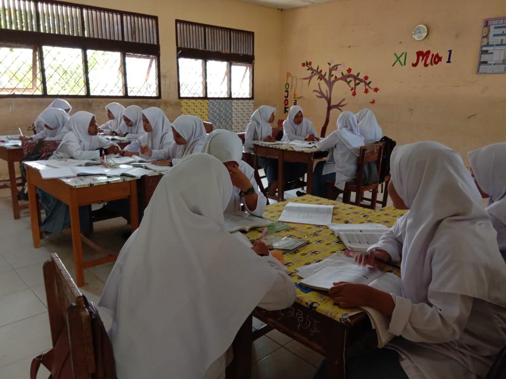 Belajar Rapi dalam Memakai Seragam dan Atribut Madrasah