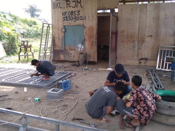 Siswa MAN 1 Aceh Utara Sedang Praktek Pengelasan Siswa MAN 1 Aceh Utara Sedang Praktek Pengelasan